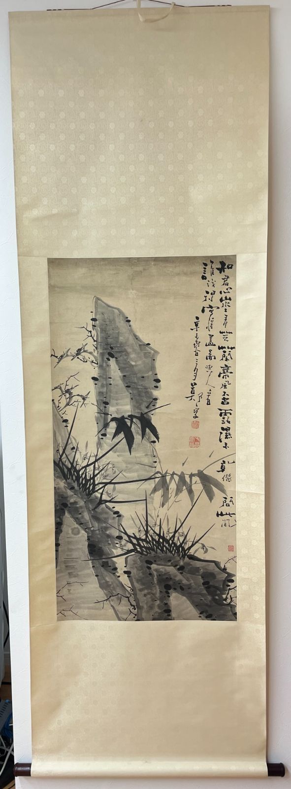 模写 竹石図 水墨画 鄭板橋 水墨紙本 立軸 款識 辛未春日三月 鄭燮 白文 七品官耳 中國古美術品 中国古画 旧蔵 書画 收藏 国画 時代物 本紙サイズ約70cm×53cm き