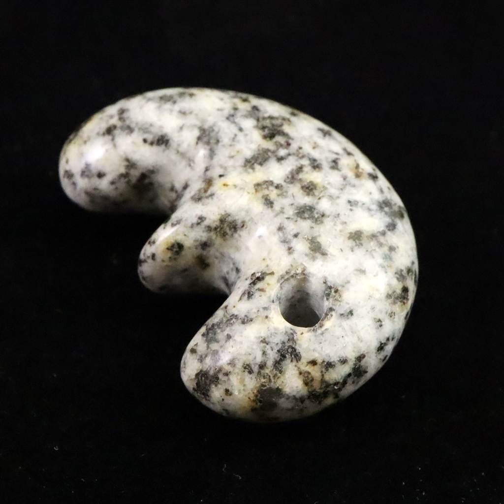 京都府産 鞍馬石 31mm 獣型 勾玉 証明書付 11.0g 【榎本通商92420