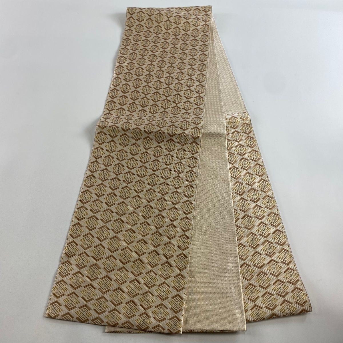 袋帯 美品 名品 落款 本草木染 菱 幾何学模様 箔 クリーム 六通