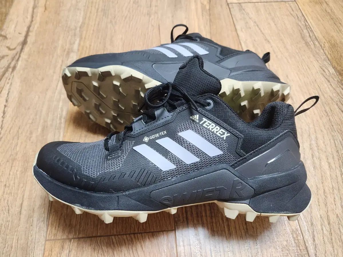 アディダス テレックス スイフト R3 ゴアテックス