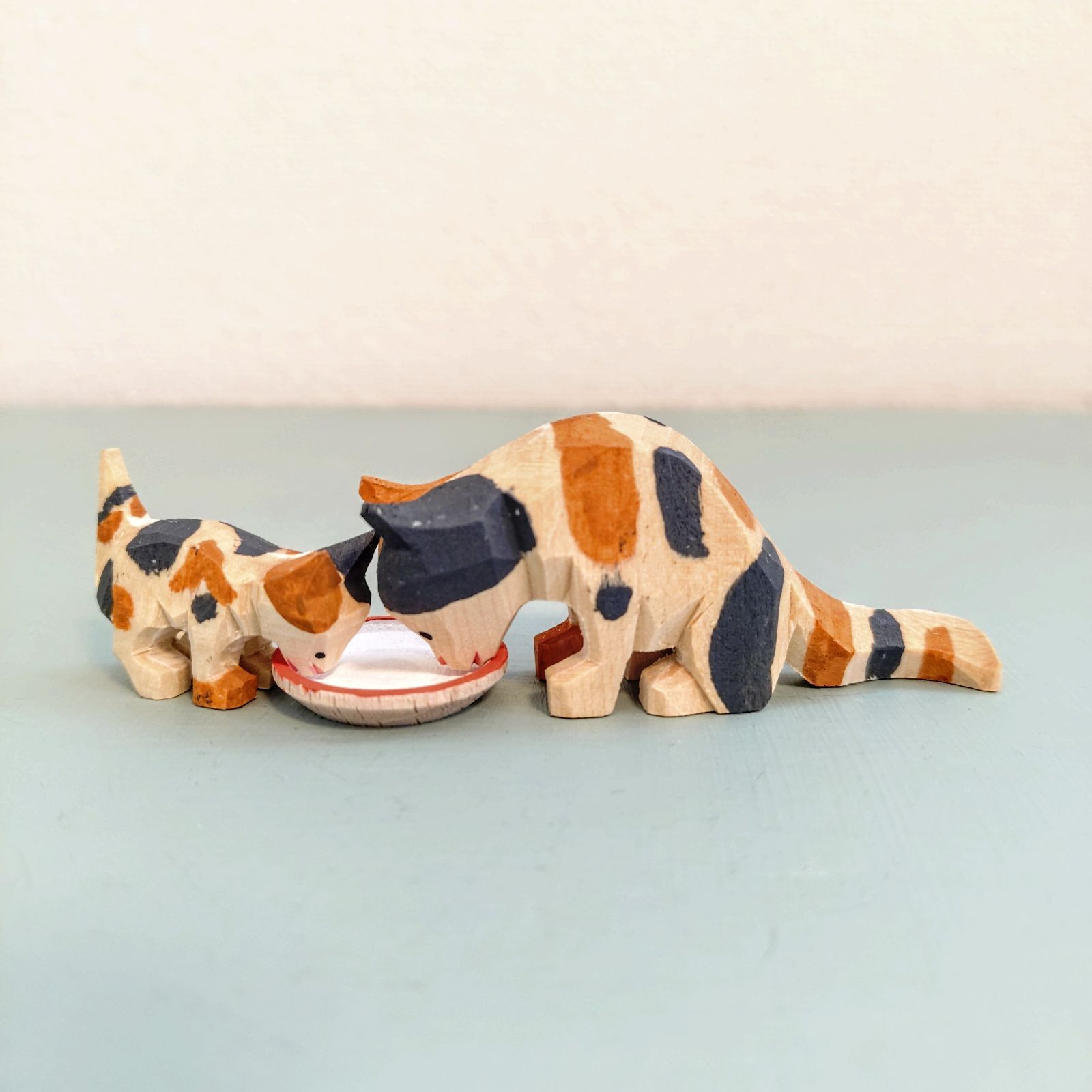 ミルクを飲むネコ親子シマ ドイツ木工芸品 エミール・ヘルビッヒ工房