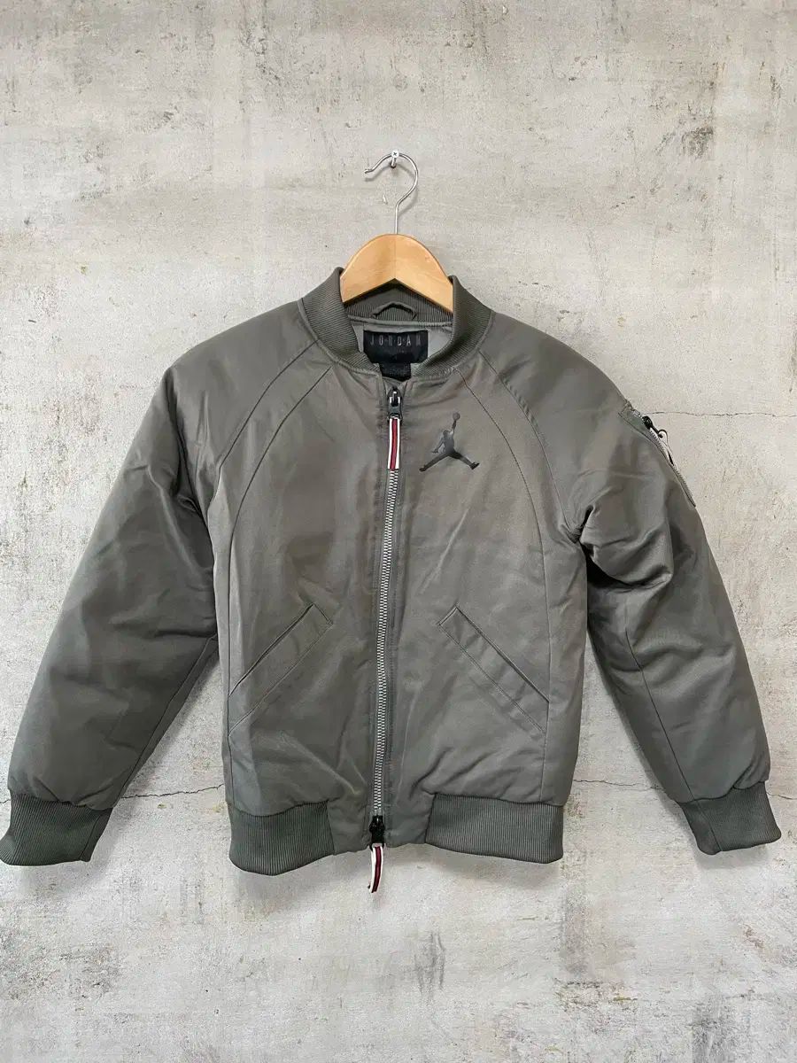 【雷市場（ポンジャン）商品韓国直送】 Nike(ナイキ） エアジョーダン MA-1ジャンパー カーキ S 子供用