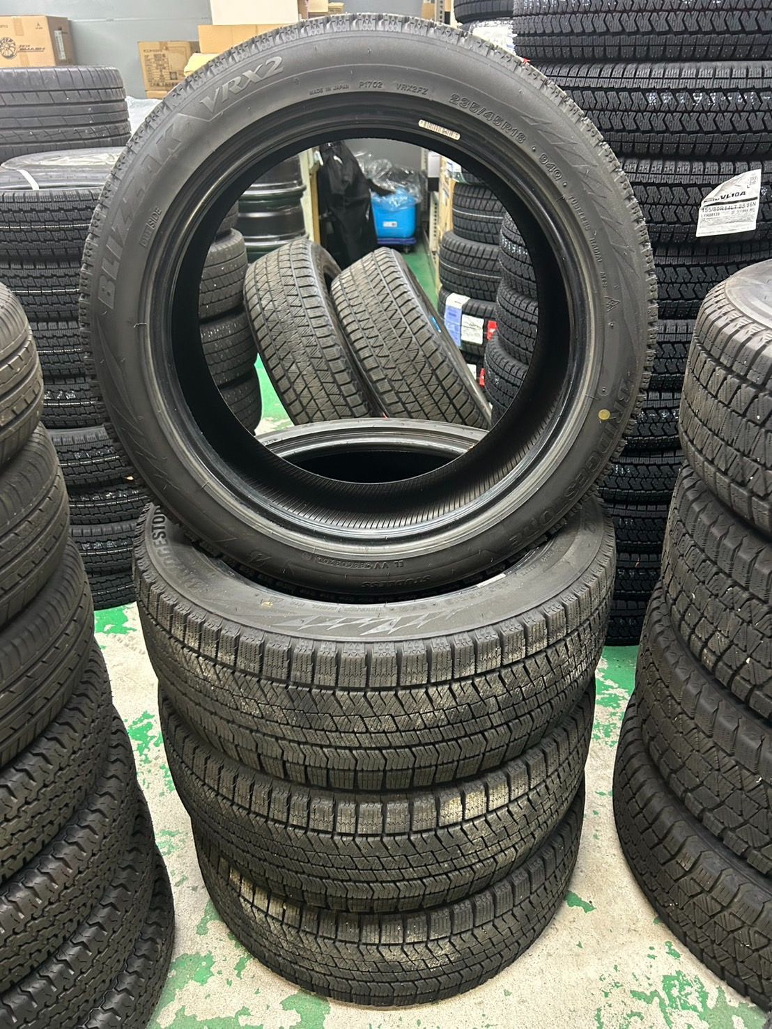 BRIDGESTONE BLIZZAK VRX2 235|45R18 94Q スタッドレスタイヤ 4本セット 残溝6.4mm 2020年製
