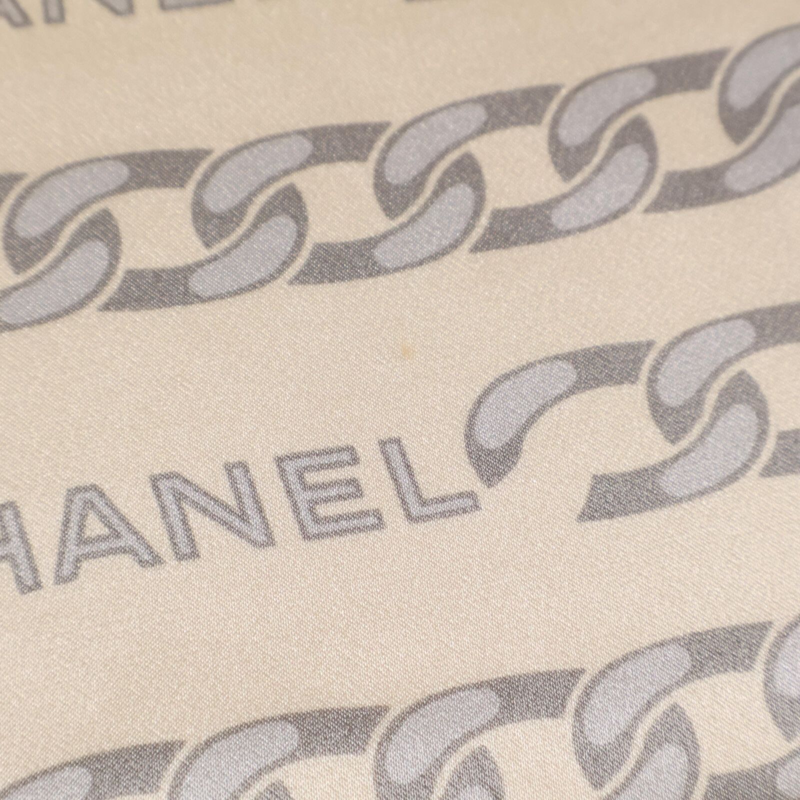【新作25C★シルクで纏う洗練スタイル★】CHANEL CCロゴバンダナ バンダナ - コットン & シルク、ブラック & ホワイト