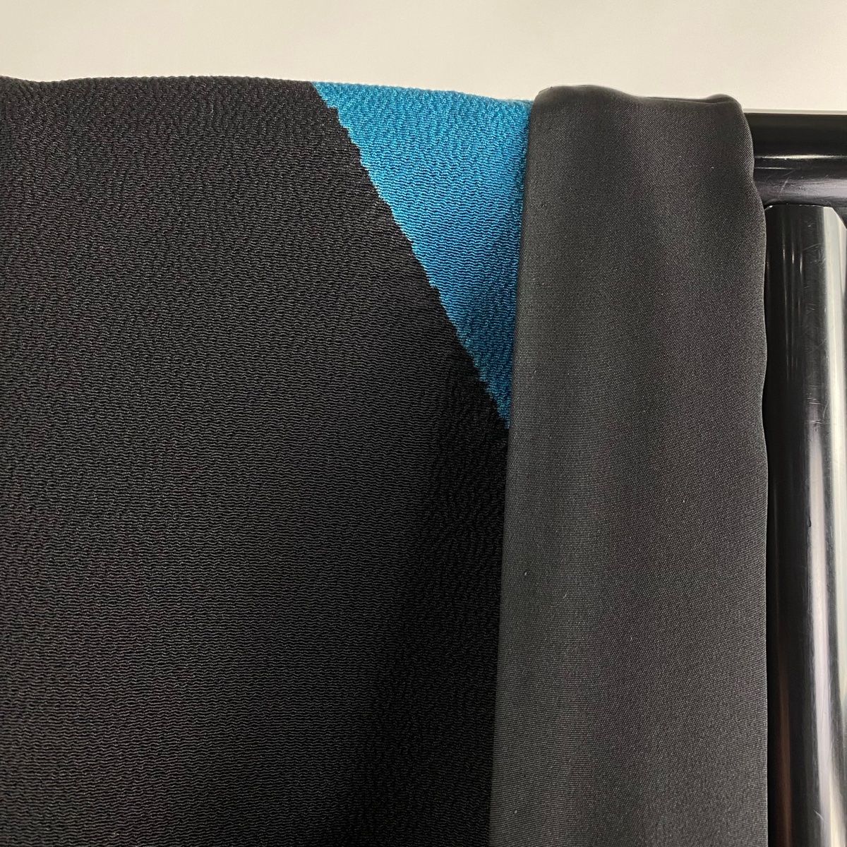 小紋 身丈167.5cm 裄丈72cm L 袷 猫 絞り 縮緬 黒 正絹 逸品 【中古  