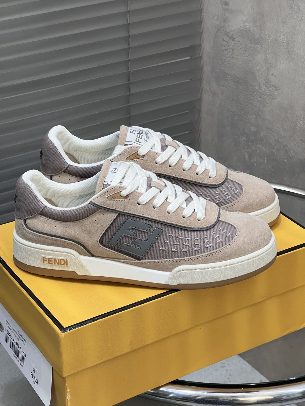 断捨離値下げ　FENDI カジュアルスニーカー ベージュ/ネイビー FENDI フェンディ カジュアルシューズ スニーカー01 - メルカリ