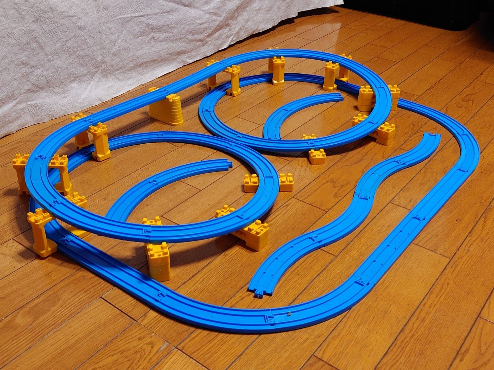 プラレール ぐるぐる無限ループ・メガネ型コース基本レイアウト