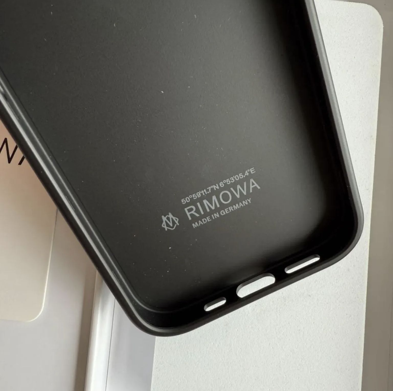新品/未使用/RIMOWA リモワ iPhone 15pro ケース ブラック
