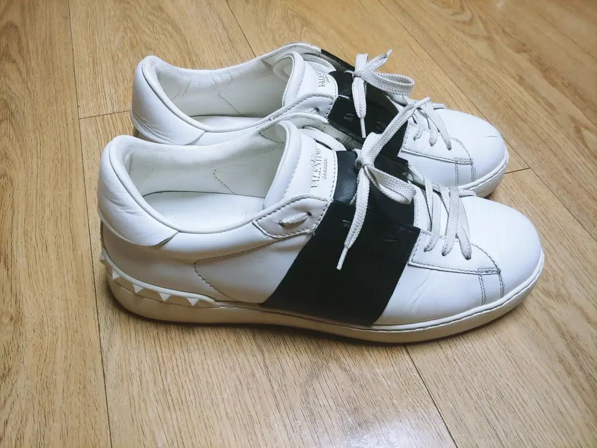 Valentino ガラヴァーニ ホワイト　レザー　スニーカー新品未使用　41 Valentino スニーカー ホワイト ガラヴァーニ 41 Valentino スニーカー