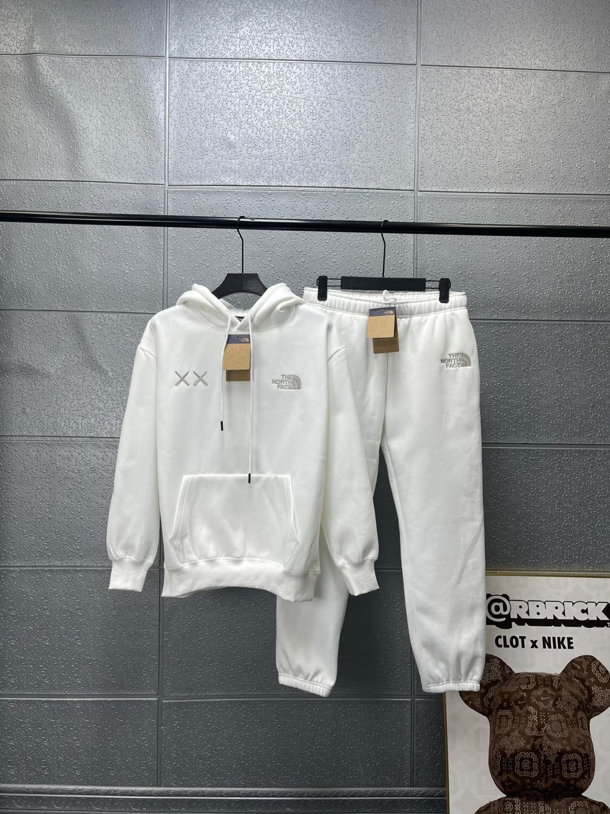 THE NORTH FACE x XX KAWS連名モデル刺繍入りベルベットフード