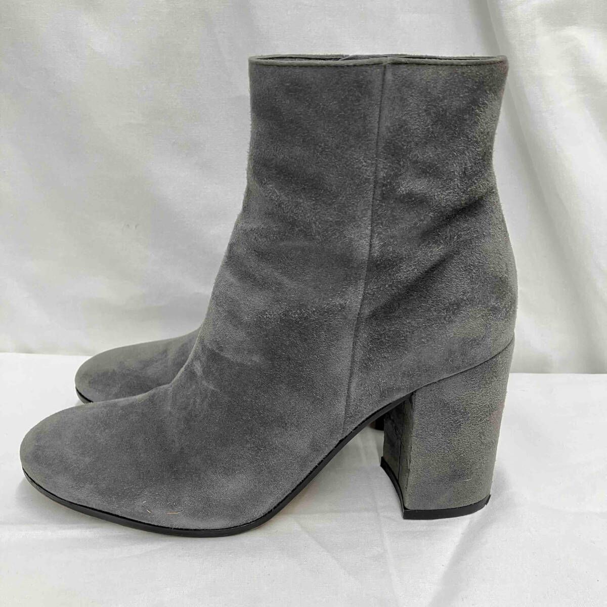 Gianvito Rossi ／ジャンヴィトロッシ／グレー／スエード ショート