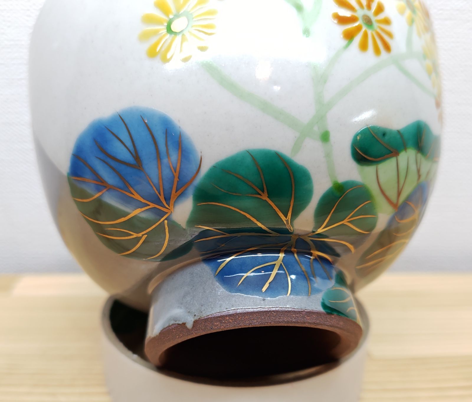 逢絢亭・新品】茶道具 茶碗 京焼 掛分 つわぶきの絵 水出宋絢 紙箱入り 