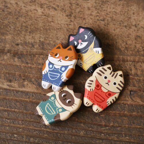 ブローチ 猫 可愛い バッジ ねこブローチ クロ オーバーオールの