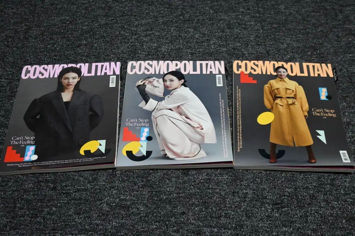 その他 GQ may 2000 Estella Warren Model Estella Warren checks out her image on GQ magazine's May