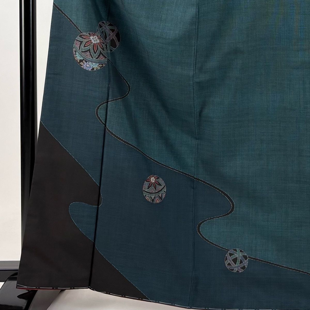 付下げ 身丈165cm 裄丈65cm M 袷 大島紬地 純泥染 落款 証紙 鞠 流水 緑 正絹