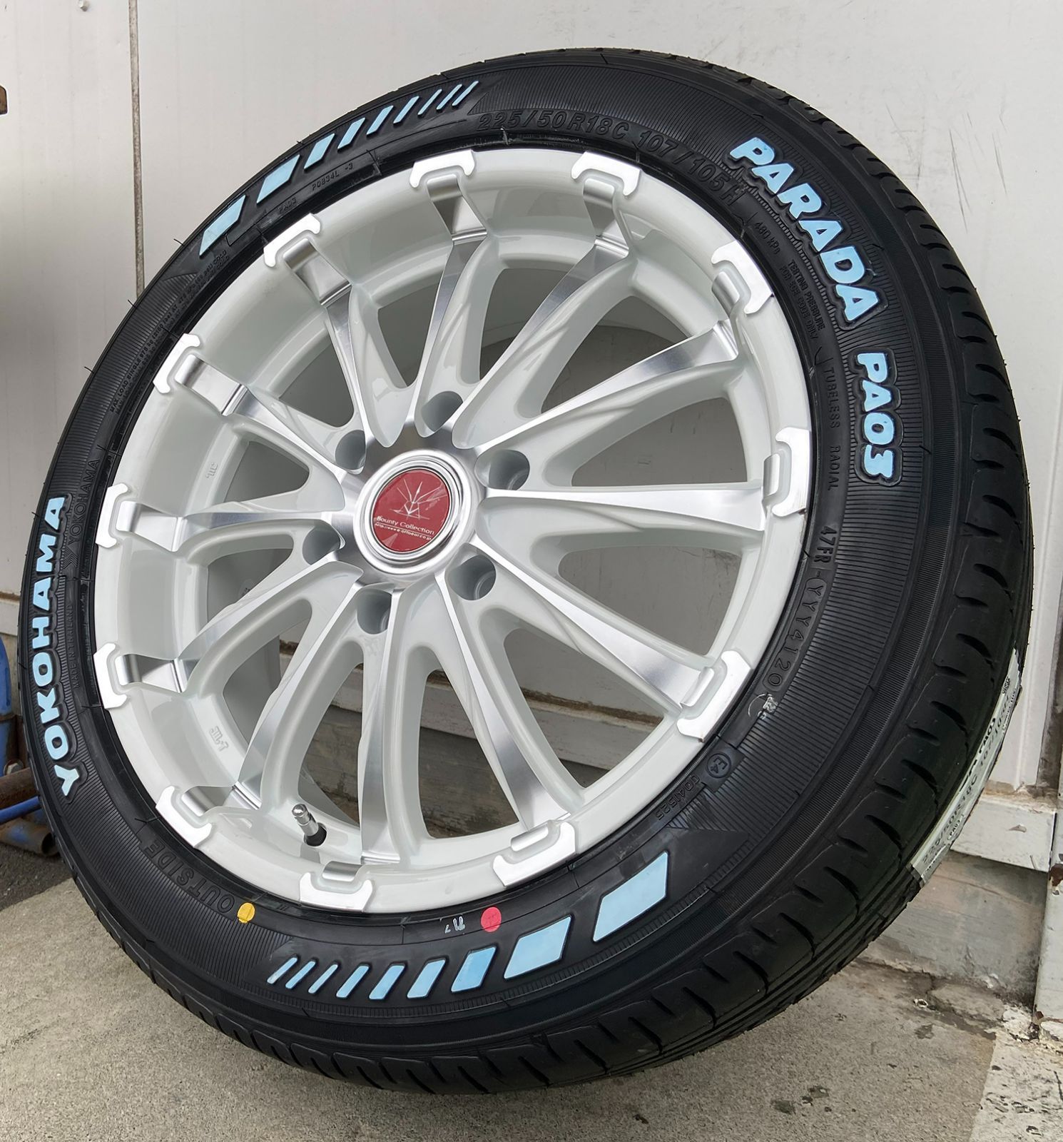 ハイエース200系 タイヤホイール ヨコハマ パラダ ホワイトレター 225/50R18 車検対応 バン規格適合 18インチ  BountyCollection BD12 - メルカリ