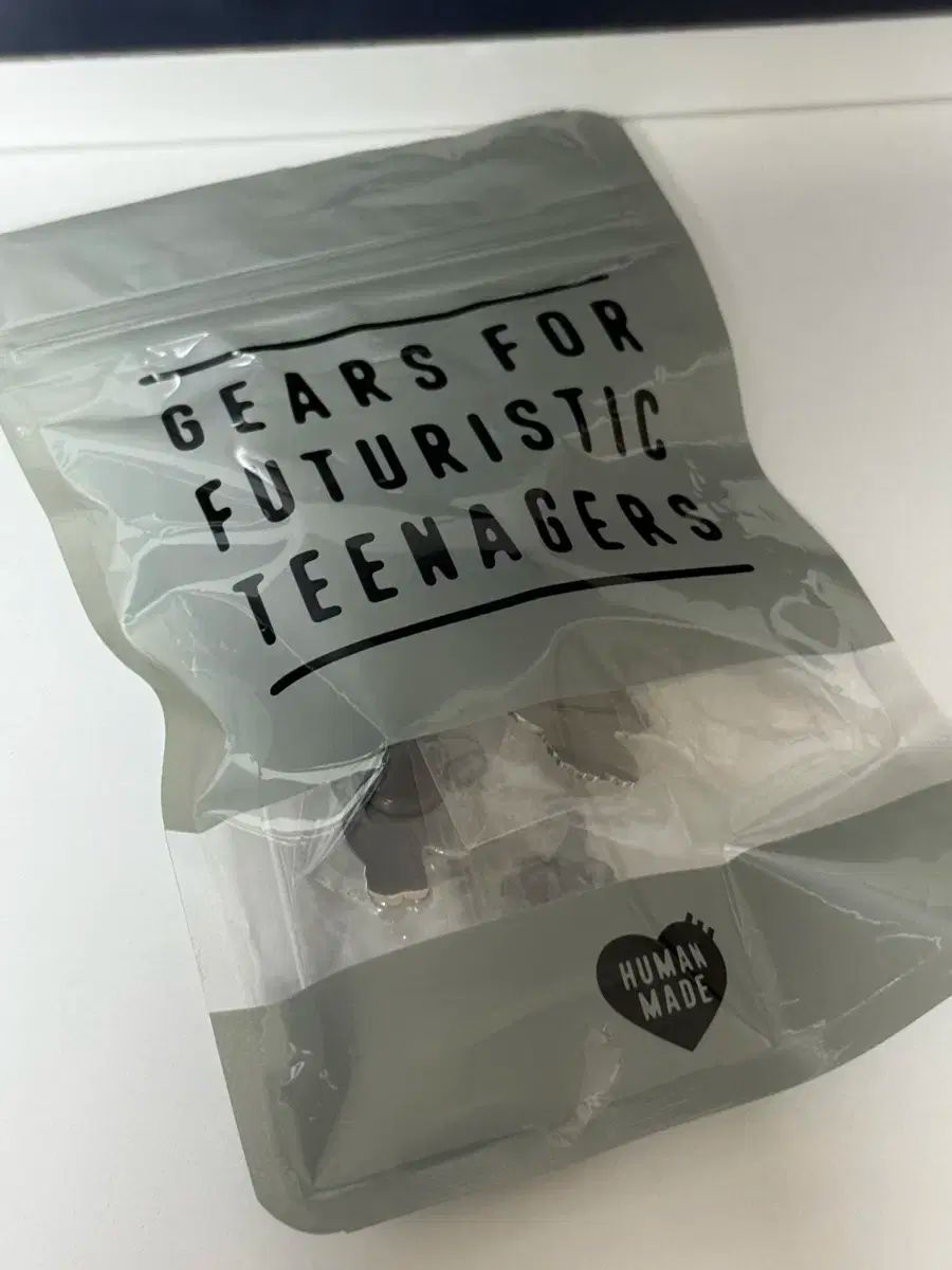 HUMAN MADE ヒューマンメイド カウズ ピン バッジ 4 種 STEELWINDOWSANDDOORS_COM