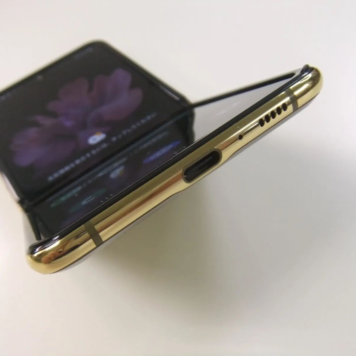 訳あり】 Galaxy Z Flip ゴールド 韓国版 SIMフリー SM-F700N - メルカリ