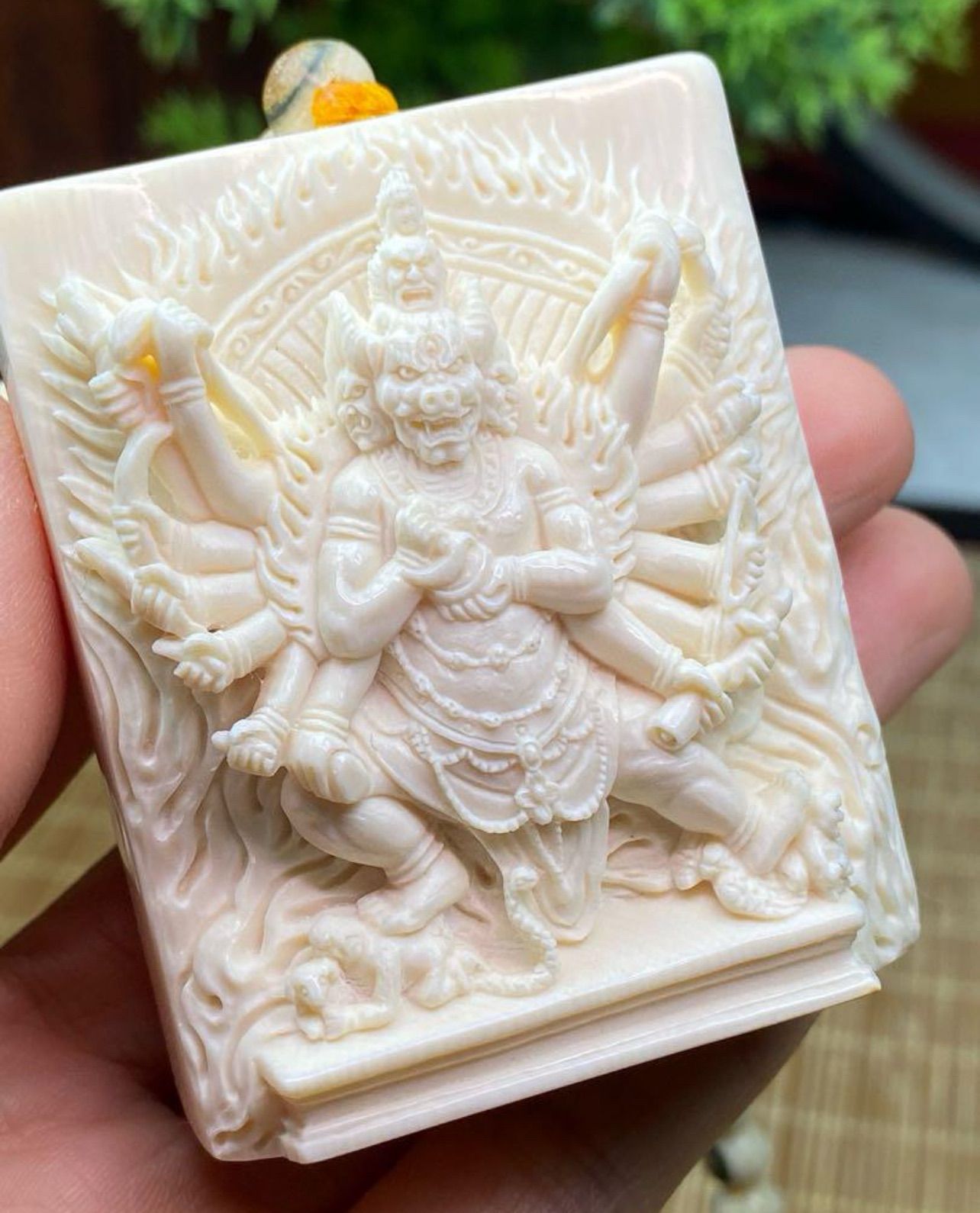 天然マンモス牙美しい手作り彫刻大威徳金剛 ネックレス 天然マンモス牙美しい手作り彫刻 大威徳金剛 ネックレス