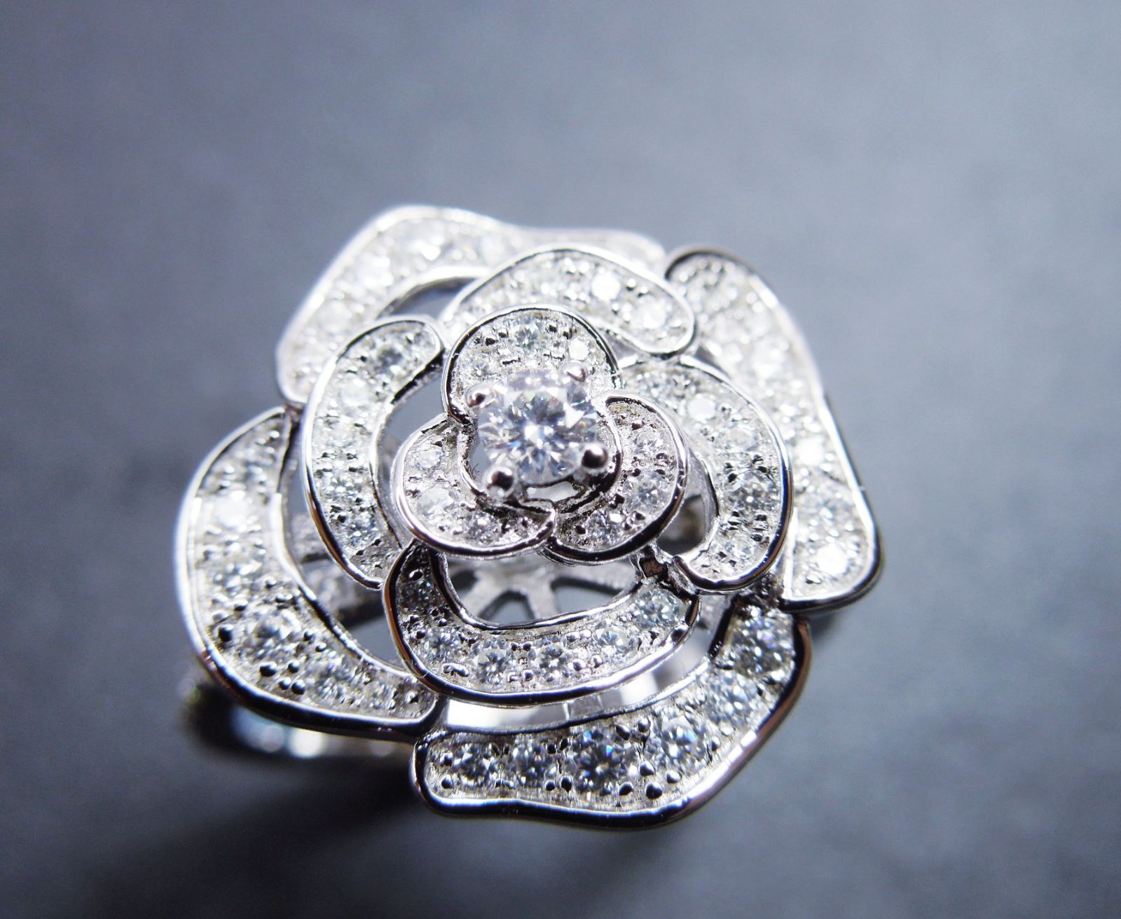 D モアサナイト ローズリング 合計1.5ctw 指輪 薔薇 バラ 花 - メルカリ