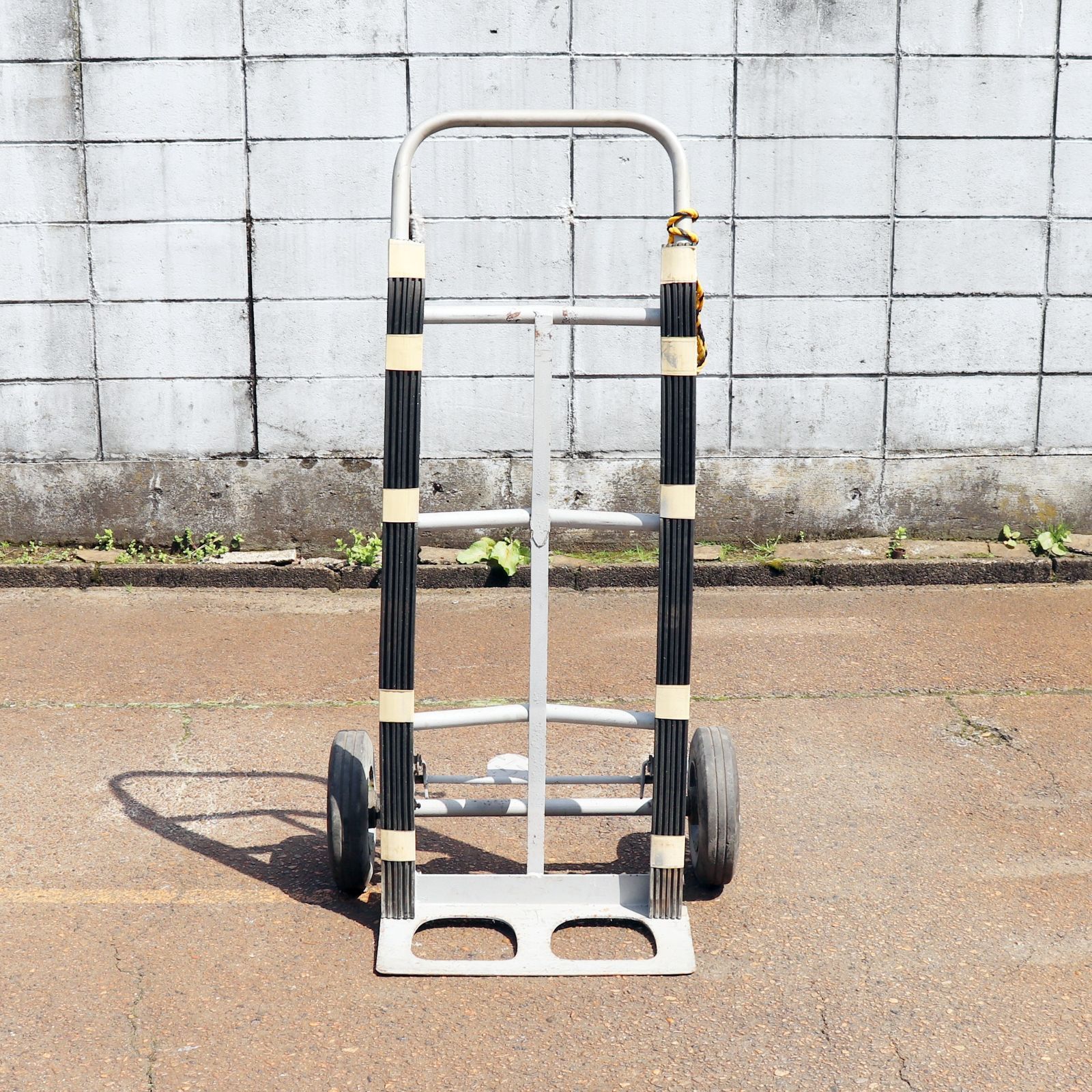 新潟発 二輪運搬車 二輪台車 運搬機器 ガスボンベ 酸素 ねこ台車 ハンドトラック 倉庫 物流 キャリーカート 荷物 搬入 二段式 手押し