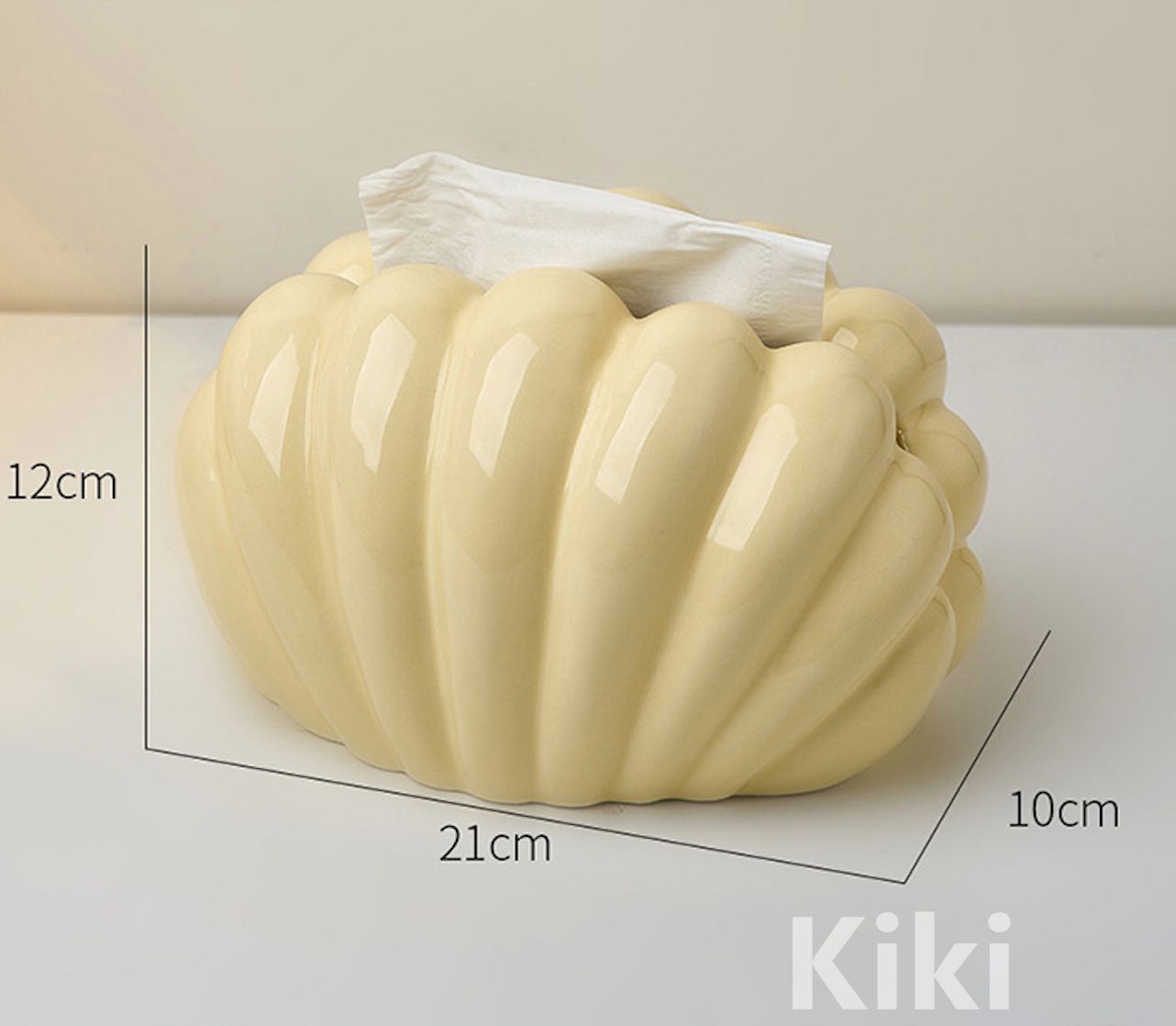 ティッシュケース テーブルを囲む2匹のぶたさん