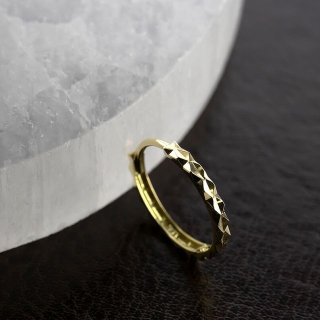 ピアス カット