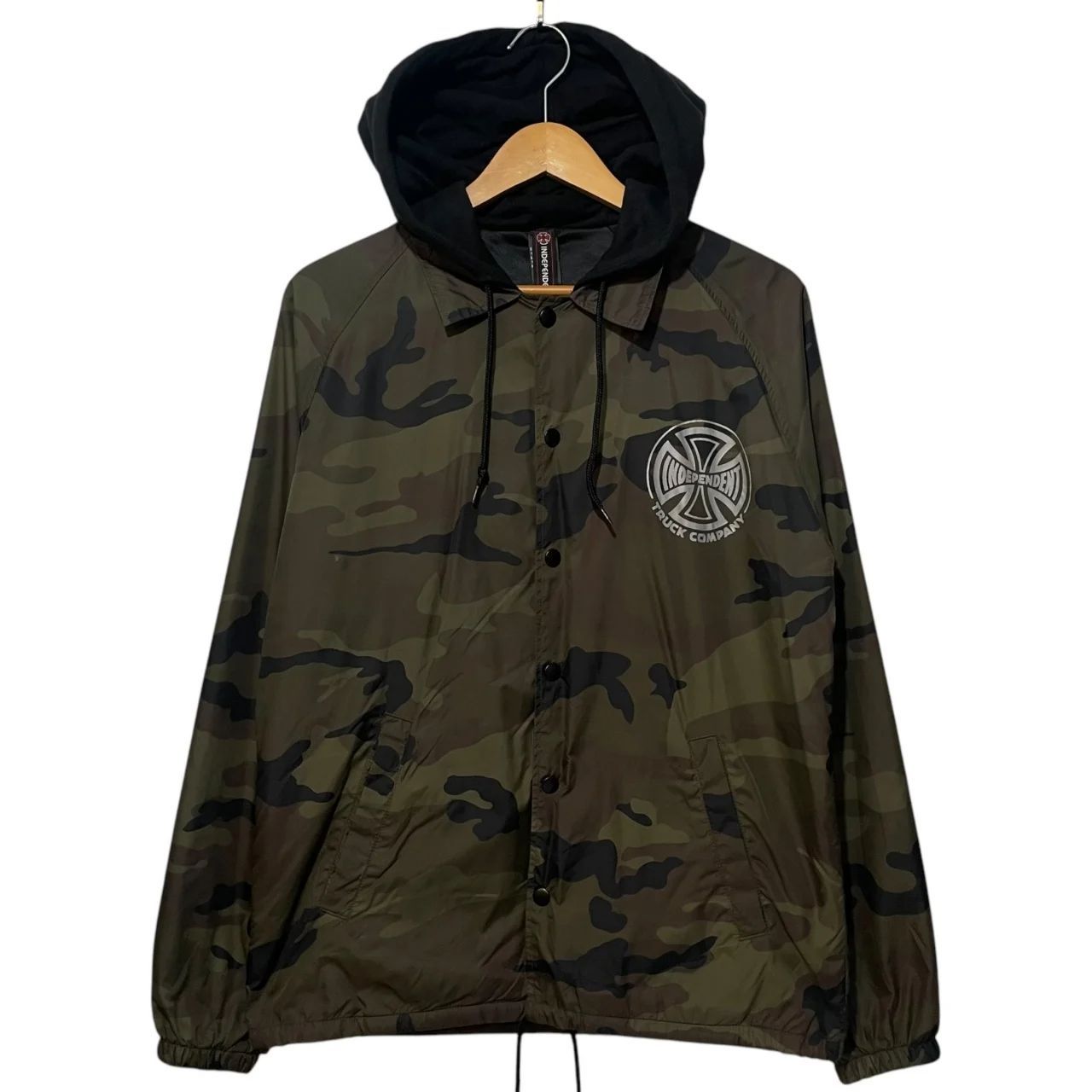 INDEPENDENT コーチジャケット ナイロンジャケット フード付き 迷彩 S インディペンデント Hooded Coach Jacket カモ 古着