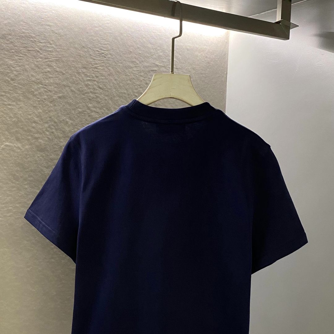 miumiuさん金糸刺繍ステッカーロゴ入り半袖Tシャツ - メルカリ