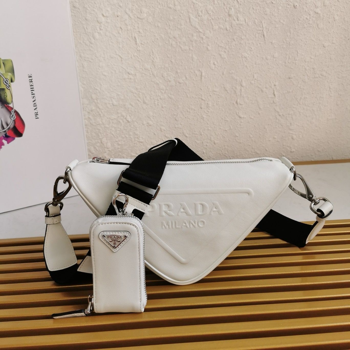 PRADAプラダトライアングルレザーショルダーバッグ ボディバッグ 