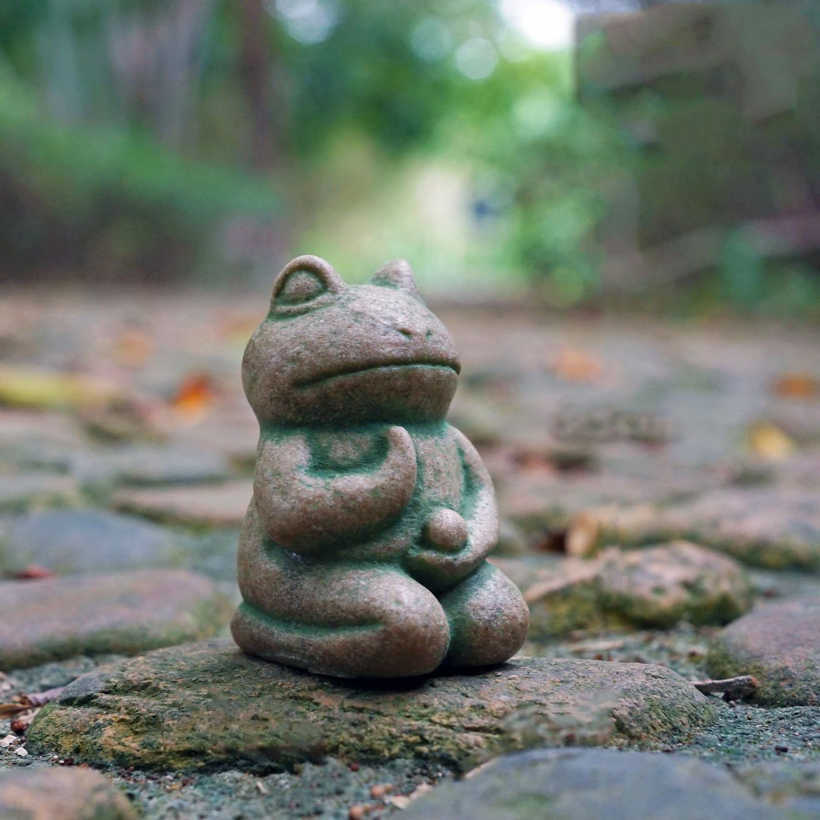 御影石カエル