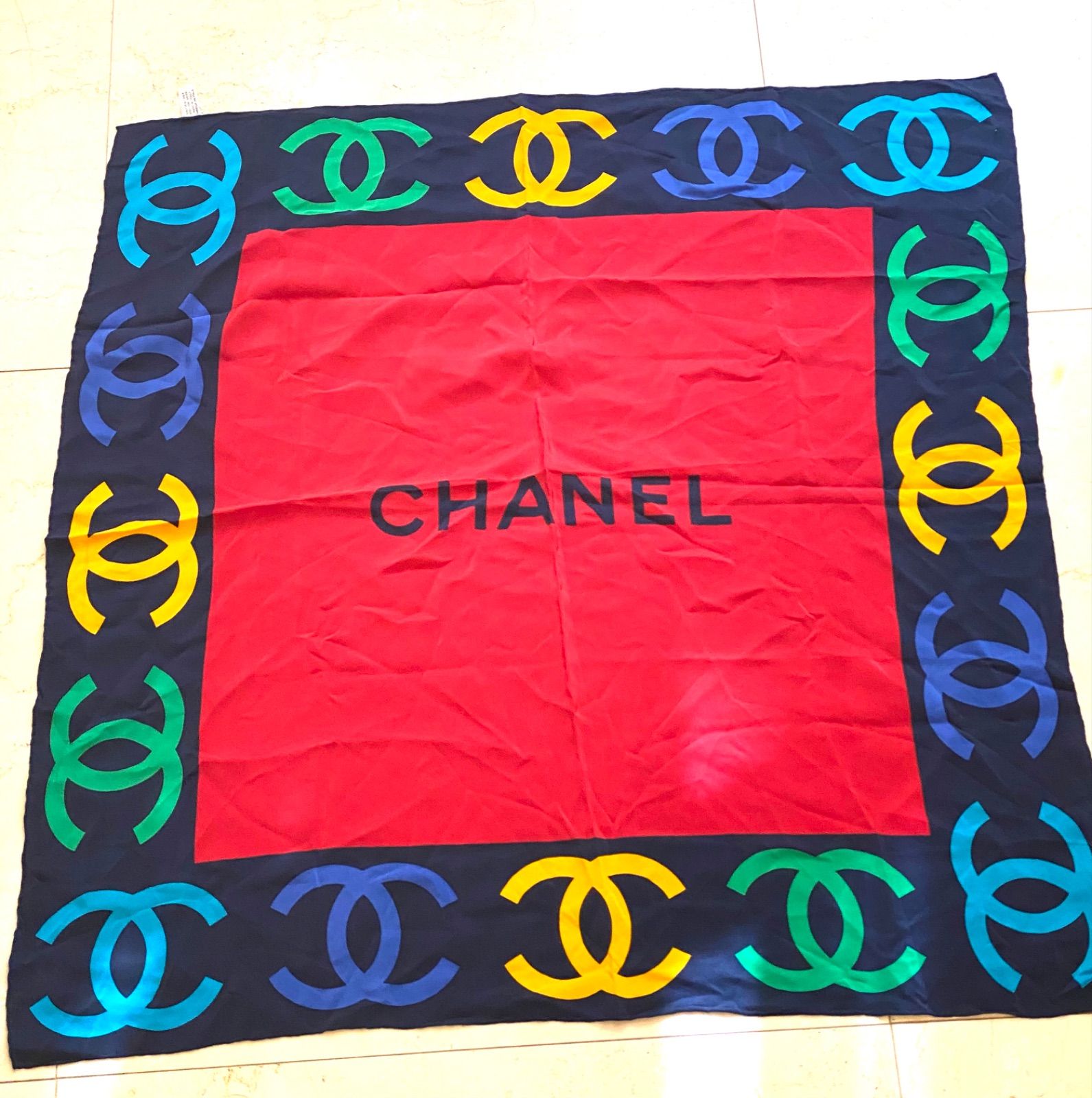 CHANEL シルクスカーフ 黒・赤・多色 CHANEL シャネル シルク スカーフ ココマーク マルチカラー 赤