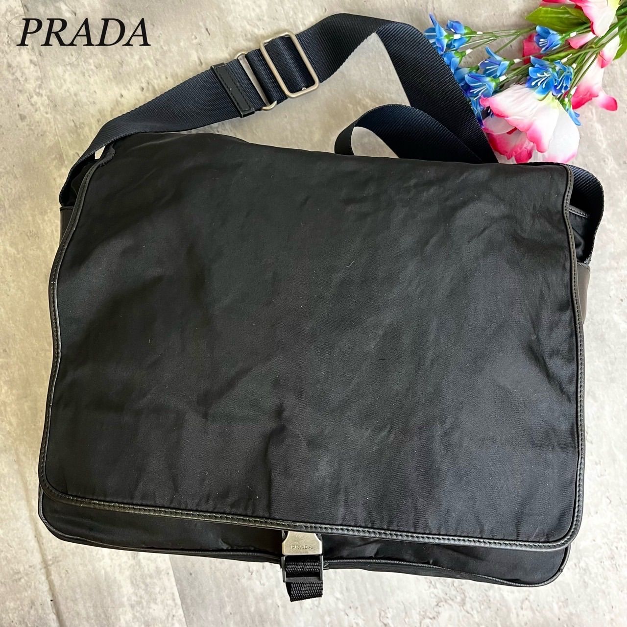 ✨良品✨ PRADA プラダ ボディーバッグ ショルダーバッグ トートバッグ フラップ シルバー金具 三角ロゴプレート A4収納 大容量 総柄 白タグ  テスートナイロン サフィアーノレザー 肩掛け 斜め掛け メンズ ブラック 黒色 - メルカリ