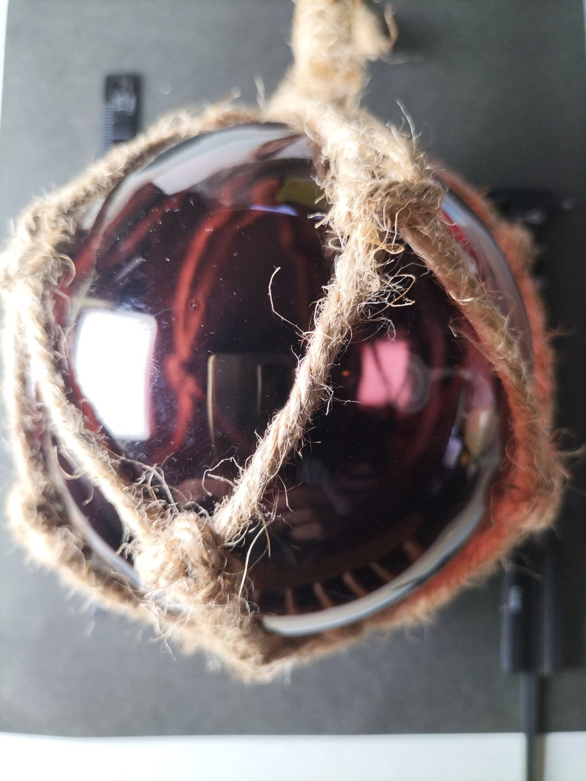 ガラスの浮き玉です。サイズは約90㍉×90㍉で、ワインレッドカラー