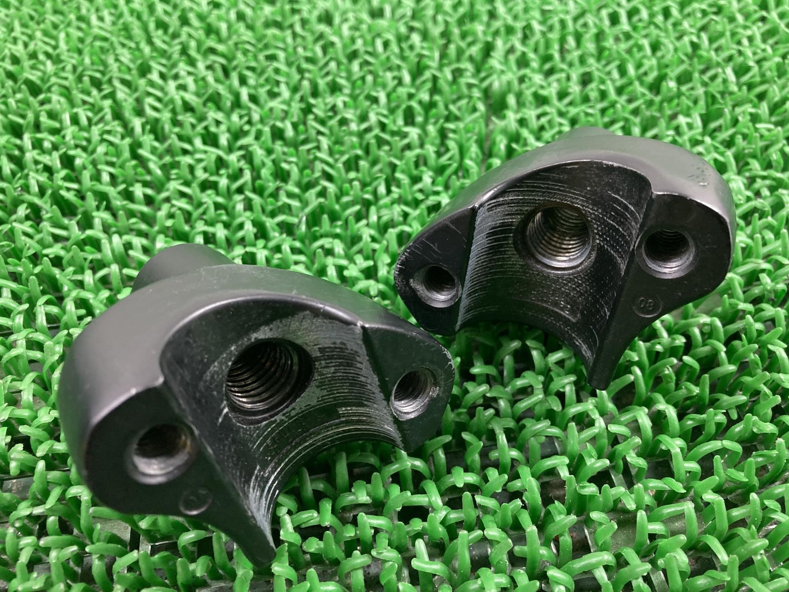 はく XL883N ハンドルポスト 左右 56116-82A/56117-82A ハーレー 純正 中古