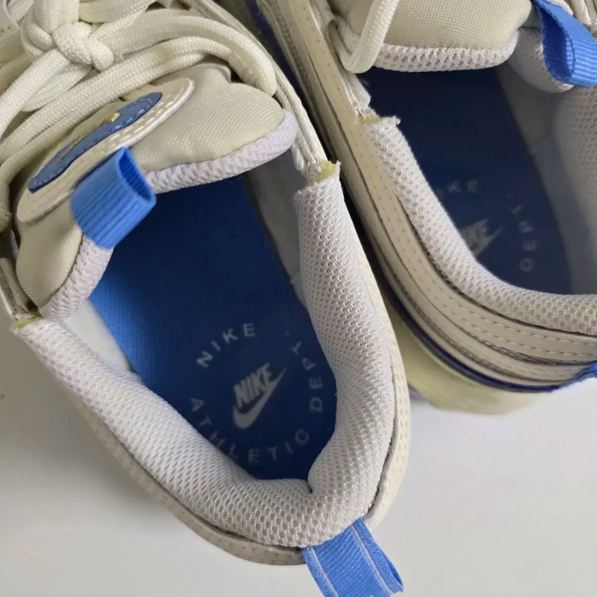 NIKE