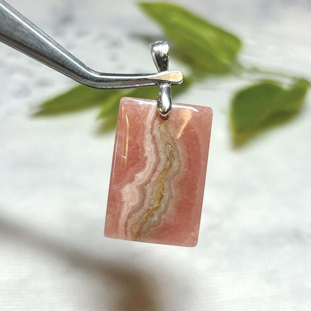 送料無料，最新作 【E15501】インカローズ　美品　ペンダント　ロードクロサイト　縞模様　Incarose＊Rhodochrosite 置物