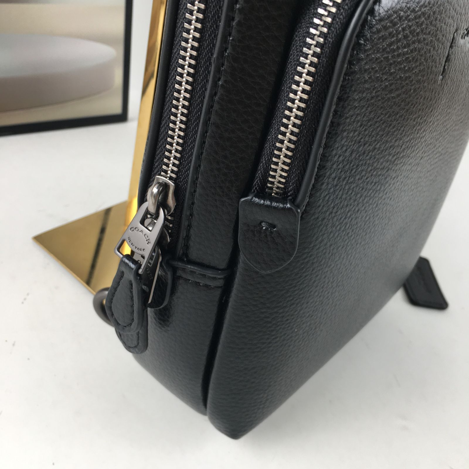 新品 COACH コーチC5331 ブラック ボディーバッグ ゴッサム パック  