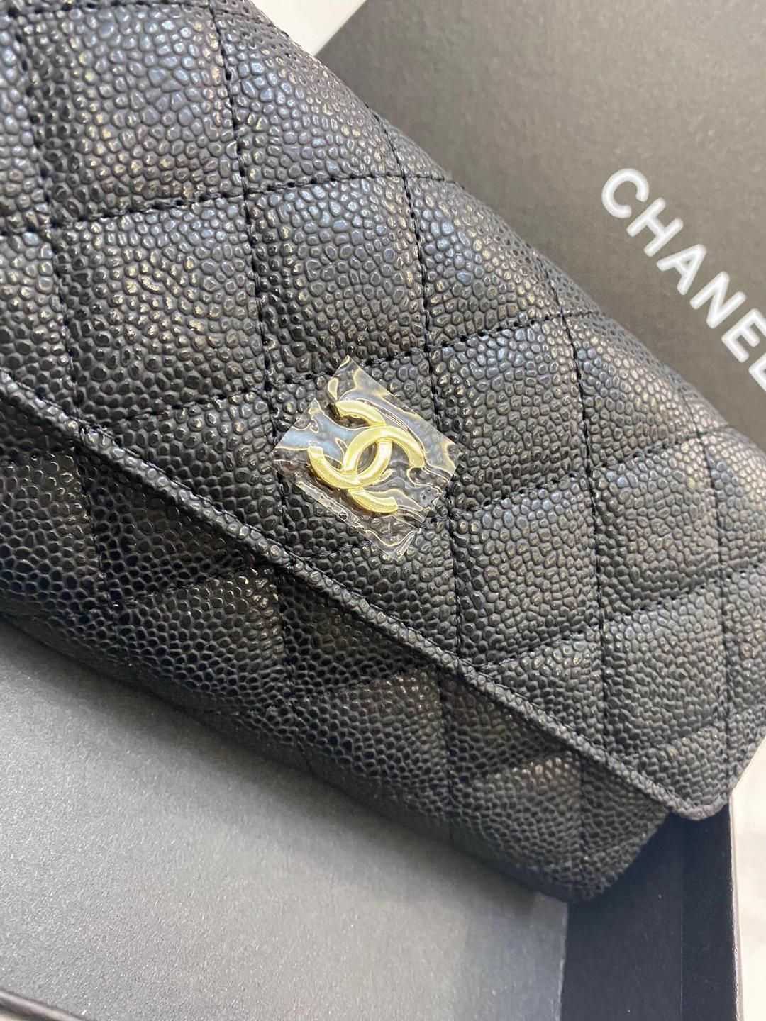 CHANELシャネルのシンプルな女性用ブラック財布