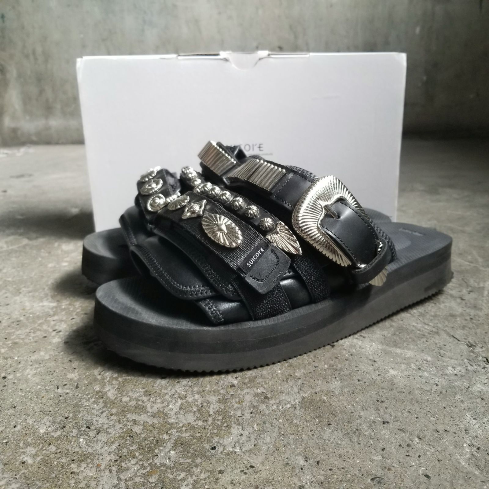 23SS希少【極美品】トーガ×スイコック コラボ MOTO サンダル メタル装飾 TOGA ARCHIVES 23ss × SUICOKE MOTO BLACK 27㎝ トーガ