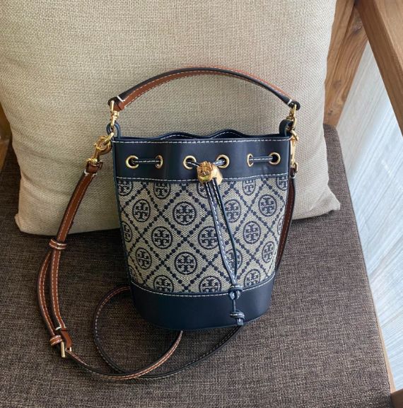 新品 未使用トリーバーチ TORY BURCH Monogram Bucket Bag ショルダーバッグ ネイビー