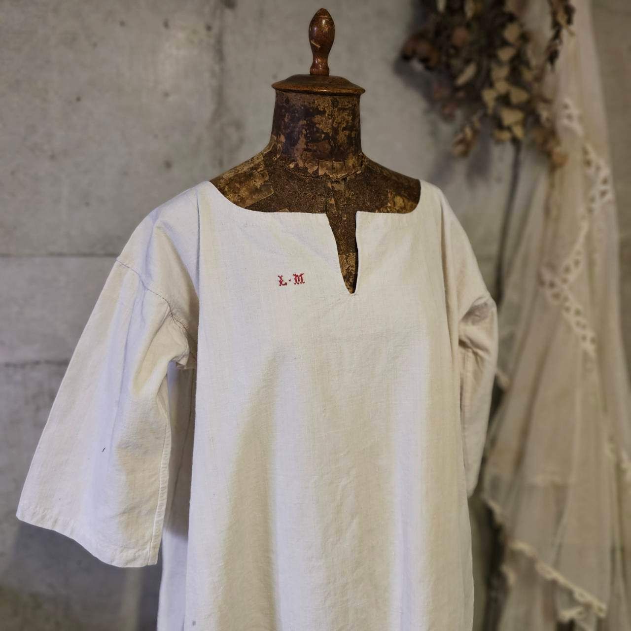 残2 1900s France モノグラムとリネンワンピースc アンティーク 1900s france ルージュのモノグラムとリネンワンピース