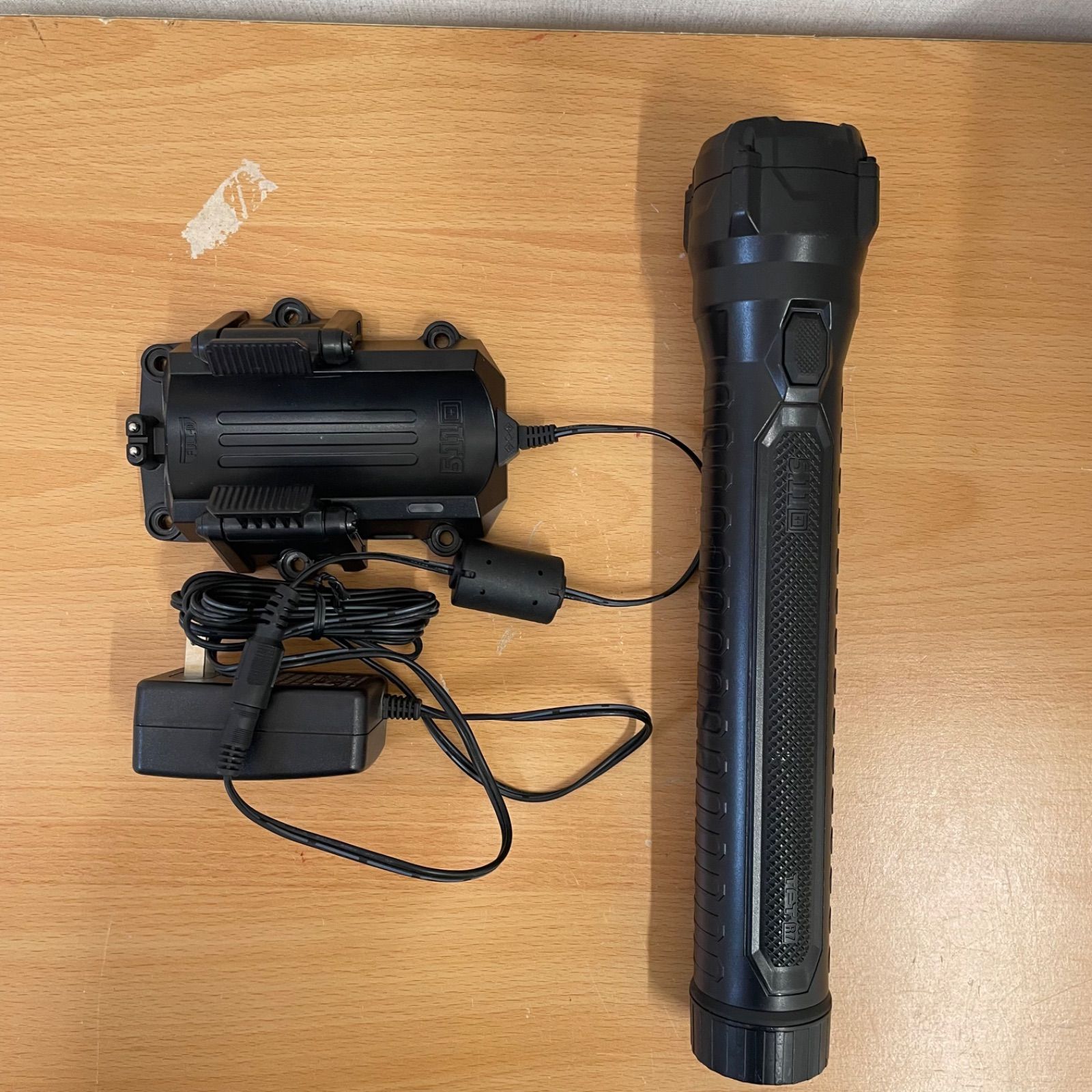 5.11 TPT R7 フラッシュライト 稼働品 充電器セット A25-2581