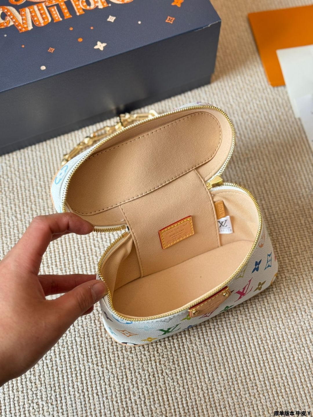 今日特価】LV 2025 村上隆 白三彩 Vanity Chain Pouch ルイ