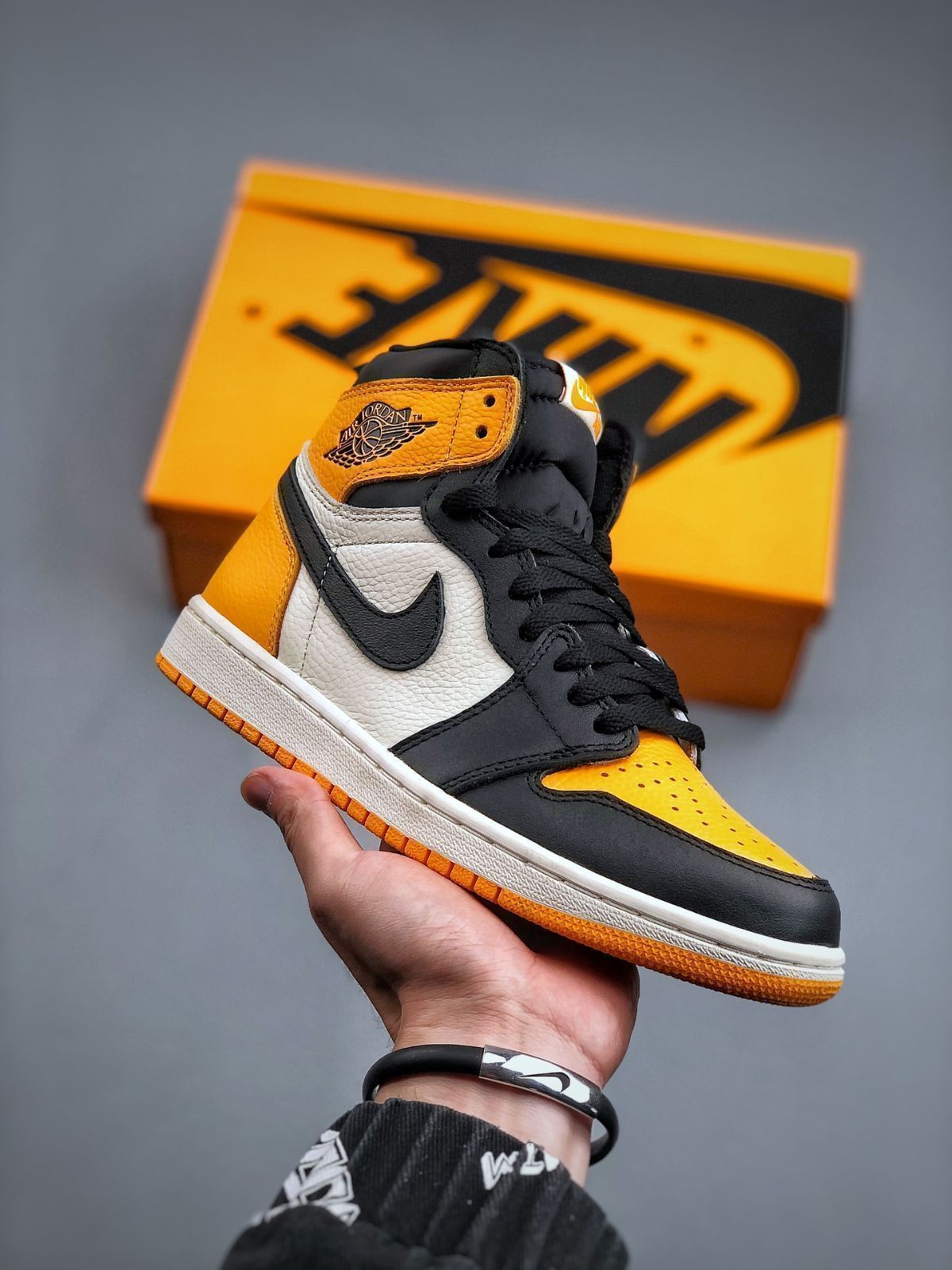 シューズ(男性用) NikeAirJordan1 RetroHighOG  Toe2020 Nike Air Jordan 1 Retro High OG Taxi Yellow Toe 555088-711