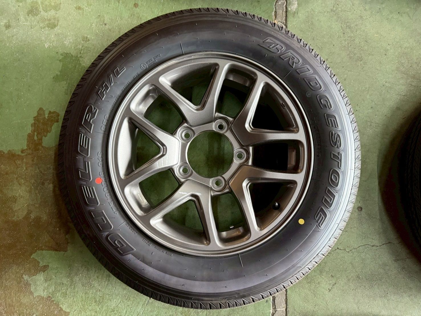 ジムニー　JB64純正タイヤ　送料無料175-80-16 2023年製 新車外し】スズキ JB64 ジムニー 純正 16in 5.5J +22