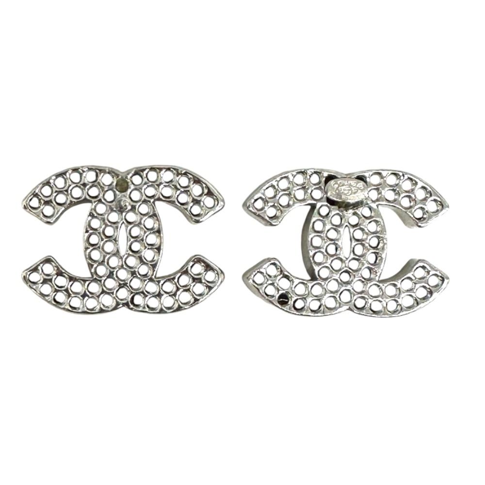 CHANEL ピアスココマークパンチングシルバー 【公式通販】