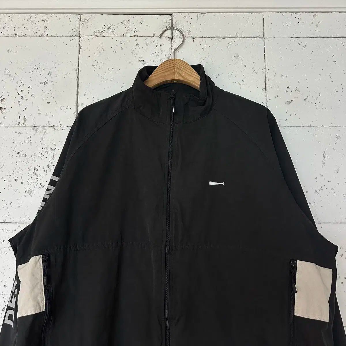 2 ディセンダント ウィンドブレーカー チャコール