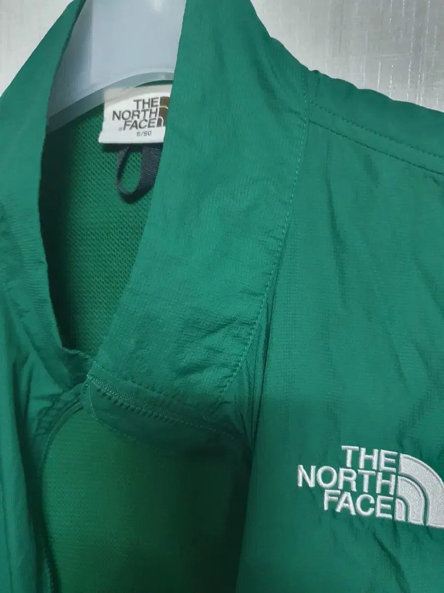 ウィメンズノースフェイス グリーン ホワイト ウィンドブレーカー