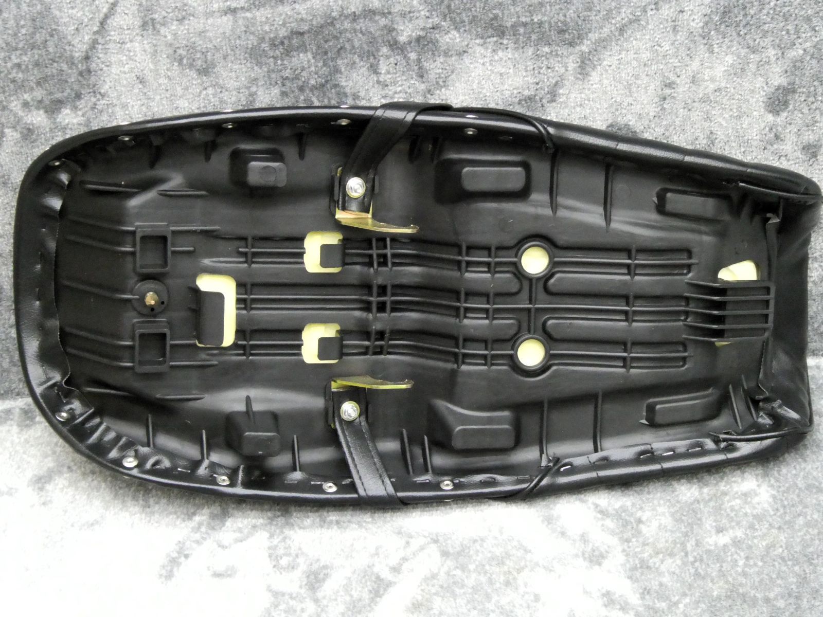 ジェイド250 タックロールシート 黒 皮 鋲打ち - メルカリ